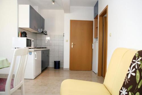 Apartments By The Sea Brela (Makarska) - 13052
