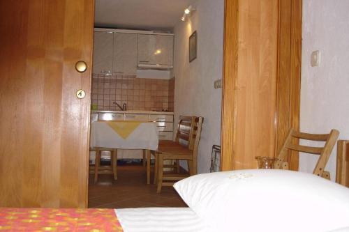 Apartments By The Sea Brela (Makarska) - 13052