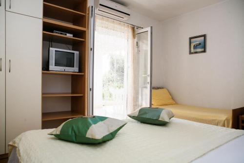 Apartments By The Sea Brela (Makarska) - 13052