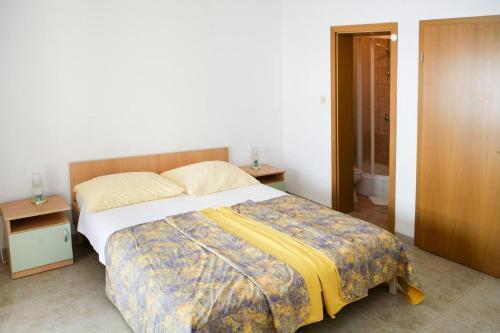 Apartments By The Sea Brela (Makarska) - 13052