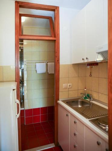 Apartments By The Sea Brela (Makarska) - 13052