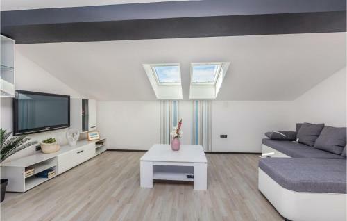 Two-bedroom Holiday Home In Brzac