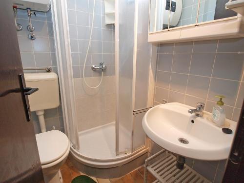 Hostal Apartments August 875