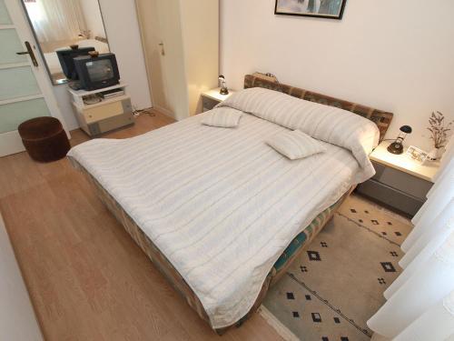 Hostal Apartments August 875