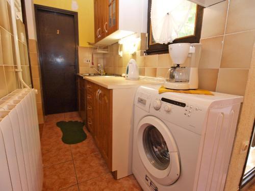 Hostal Apartments August 875