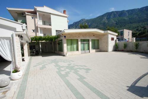 Apartment Gradac 15282b