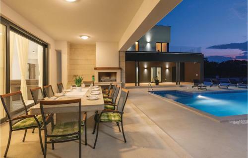Five-bedroom Holiday Home In Kujici