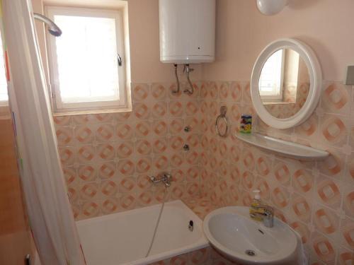 Apartments And Rooms With Parking Space Hvar - 15378