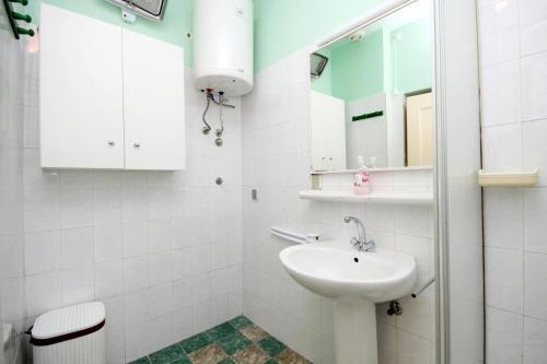 Apartments By The Sea Jelsa (hvar) - 8747