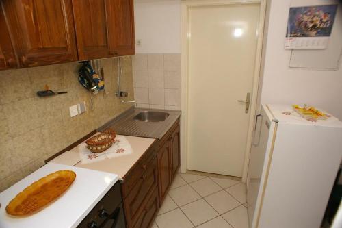 Apartments By The Sea Jelsa (hvar) - 4017