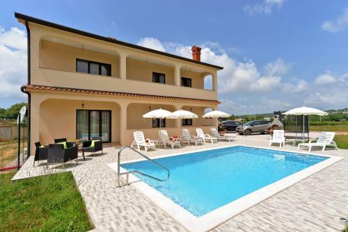 Apartment Dvori With Pool