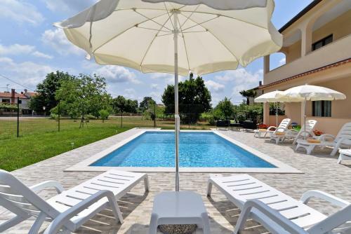Apartment Dvori With Pool