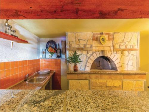 Six-bedroom Holiday Home In Liznjan