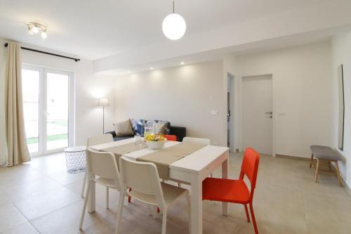 Apartments Denis 1742