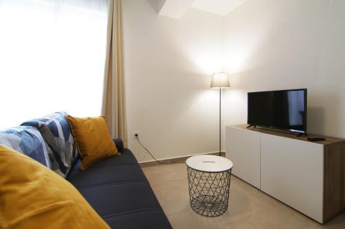 Apartments Denis 1742