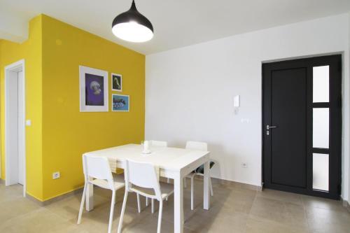 Apartments Denis 1742