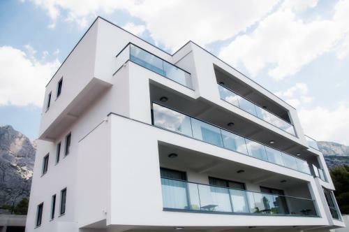 Whitehouse Apartments