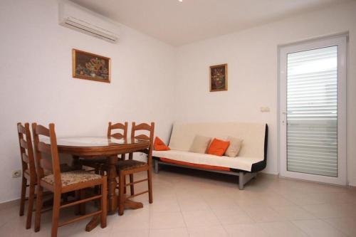 Apartments With A Parking Space Makarska - 2599