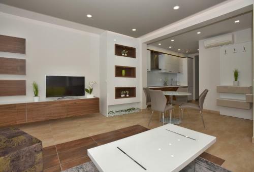 Apartments Dobro