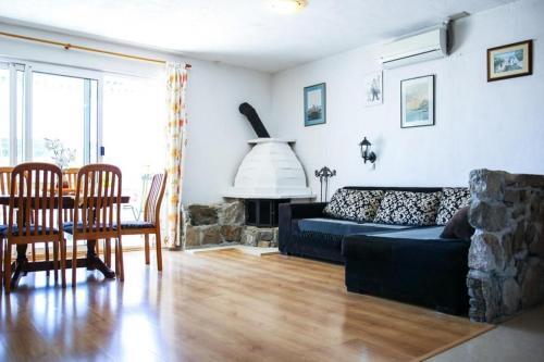 Apartments By The Sea Makarska - 15200