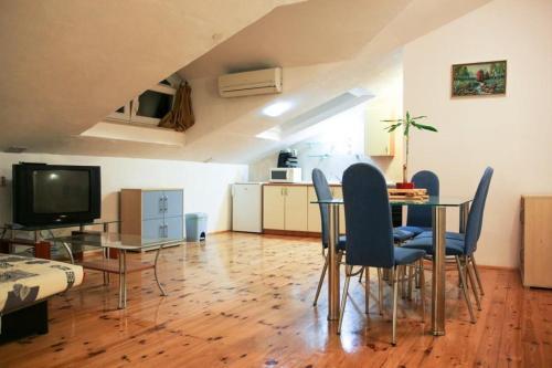 Apartments By The Sea Makarska - 15200