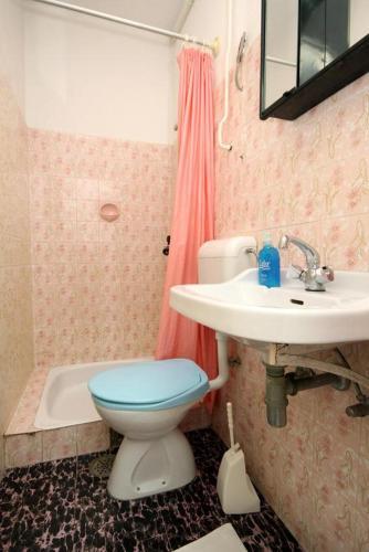 Hostal Apartments And Rooms With Parking Space Makarska - 9128
