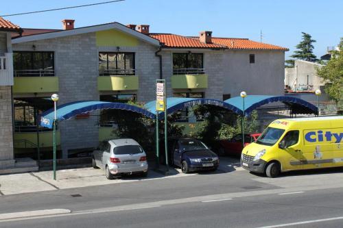 Hostal Apartments And Rooms With Parking Space Makarska - 9128