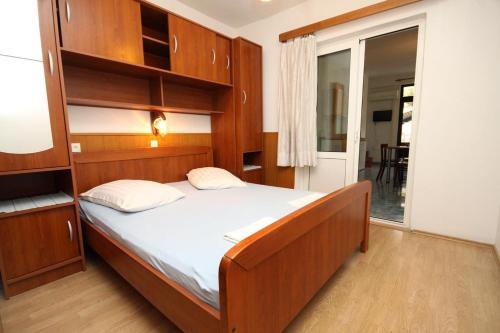 Hostal Apartments And Rooms With Parking Space Makarska - 9128