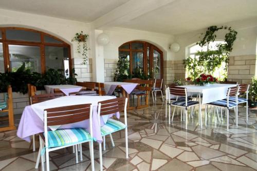 Hostal Apartments And Rooms With Parking Space Makarska - 9128