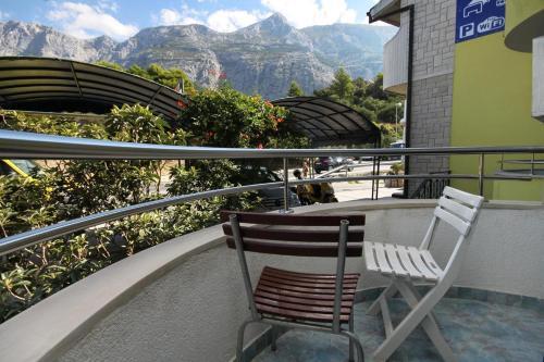 Hostal Apartments And Rooms With Parking Space Makarska - 9128