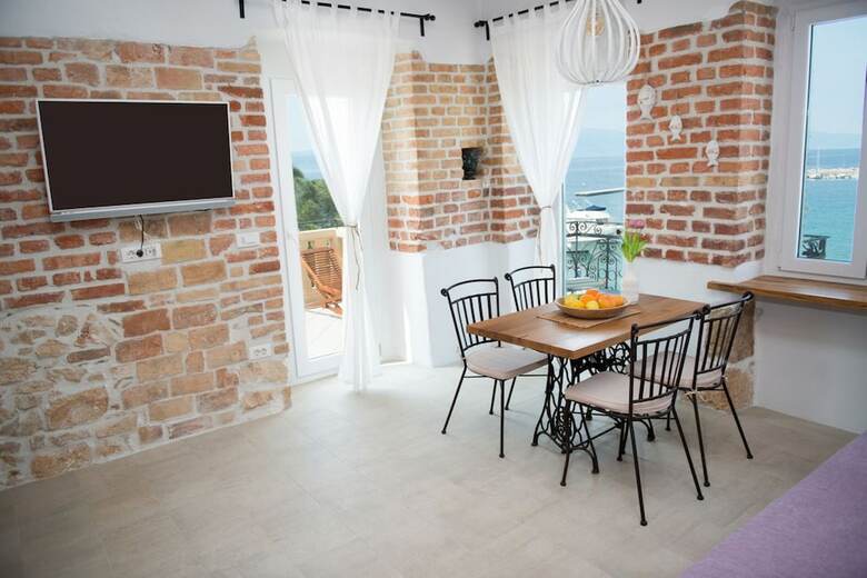 Hostal The House