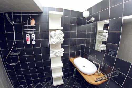 Apartments And Rooms With Wifi Zadar - 14030