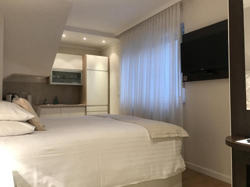 Apartments And Rooms With Parking Space Zagreb - 14675