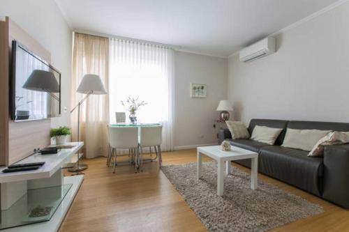 Apartments And Rooms With Parking Space Zagreb - 14675