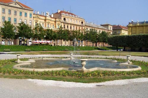 Apartments And Rooms With Parking Space Zagreb - 14675