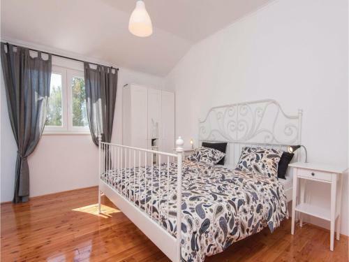 Three-bedroom Holiday Home In Zrnovo
