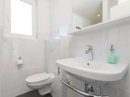 Three-bedroom Holiday Home In Zrnovo