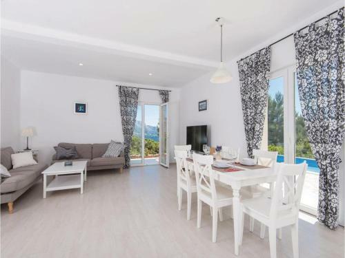 Three-bedroom Holiday Home In Zrnovo