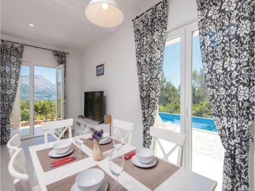 Three-bedroom Holiday Home In Zrnovo