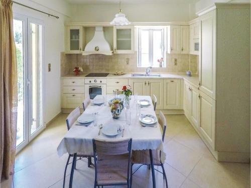 Four-bedroom Holiday Home In Diakopto