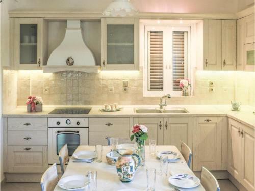 Four-bedroom Holiday Home In Diakopto