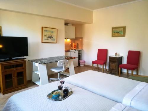 Hostal Amforeas Retreat Guesthouse