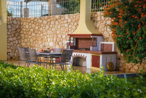 Sunshine Villa With Private Pool
