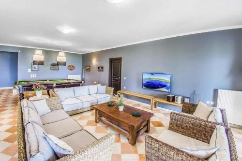 Kassiopi Villa Sleeps 14 Pool Air Con Wifi