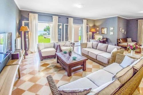 Kassiopi Villa Sleeps 14 Pool Air Con Wifi