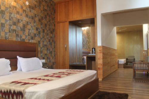 Hotel Decent Room In Naddi Mcleodganj