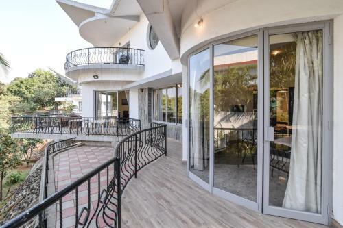 Villa Cliffhanger With Indoor Pool