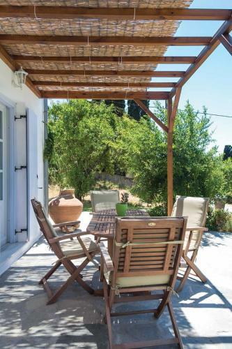 Skopelos Villa Sleeps 5 Air Con Wifi