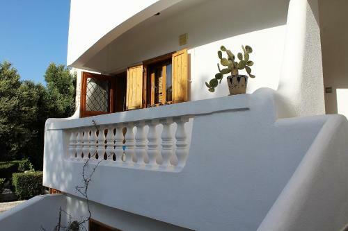 Villa Azure Sunrise 40m. From The Sandy Beach.