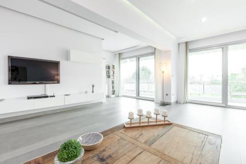 Cosmopolitan Sea View Apartment